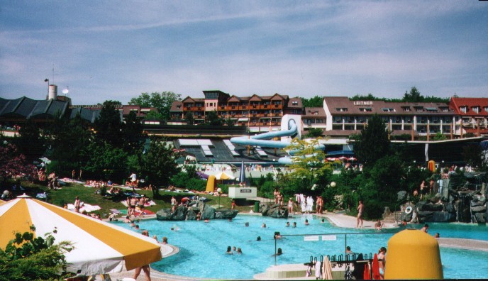 Therme Loipersdorf, Stmk - Blick vom Wellenbecken Richtung Erlebnisbecken, im Hintergrund die "Sterne"-Gastronomie